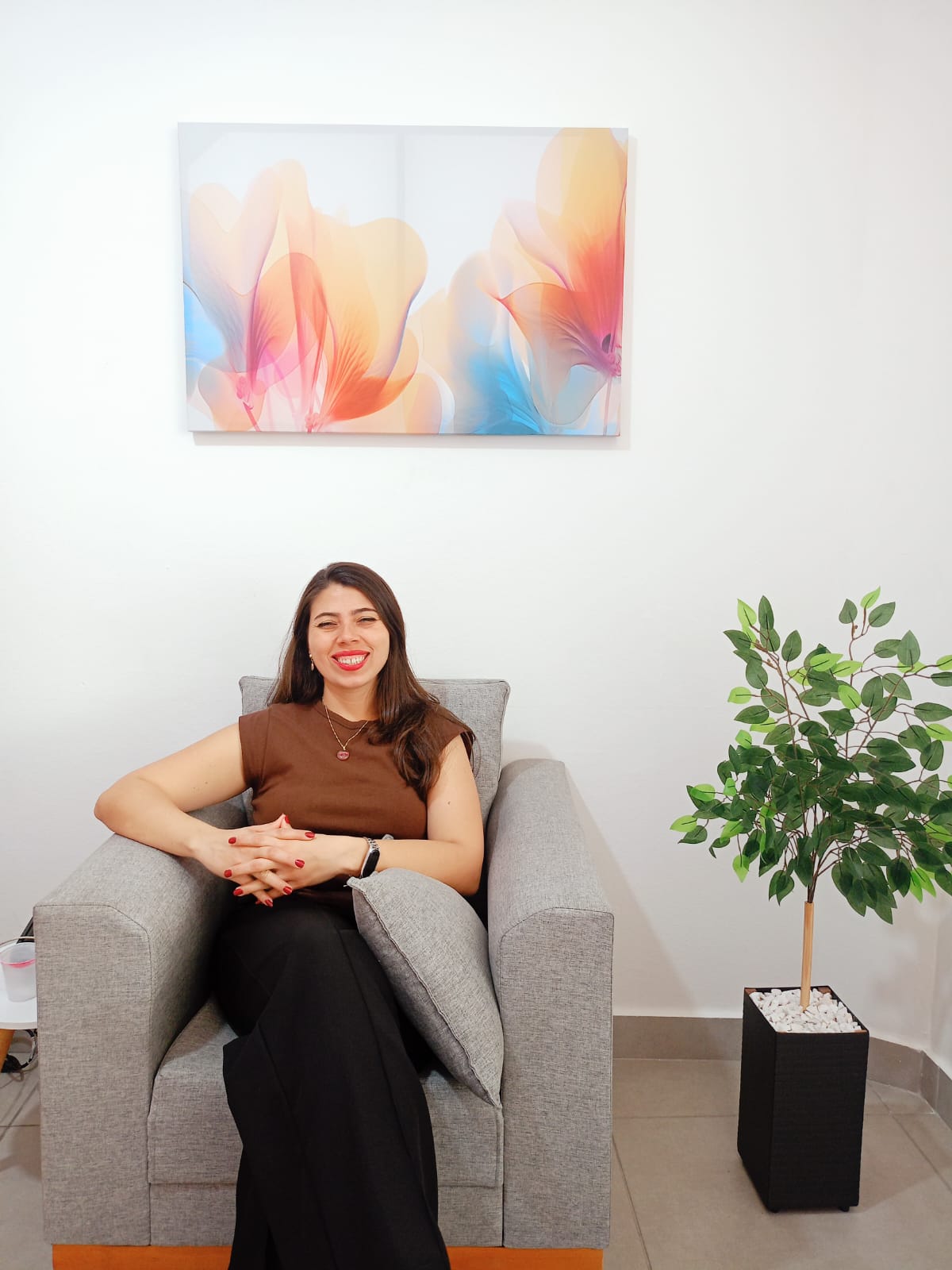 Psicóloga Luana em seu consultório