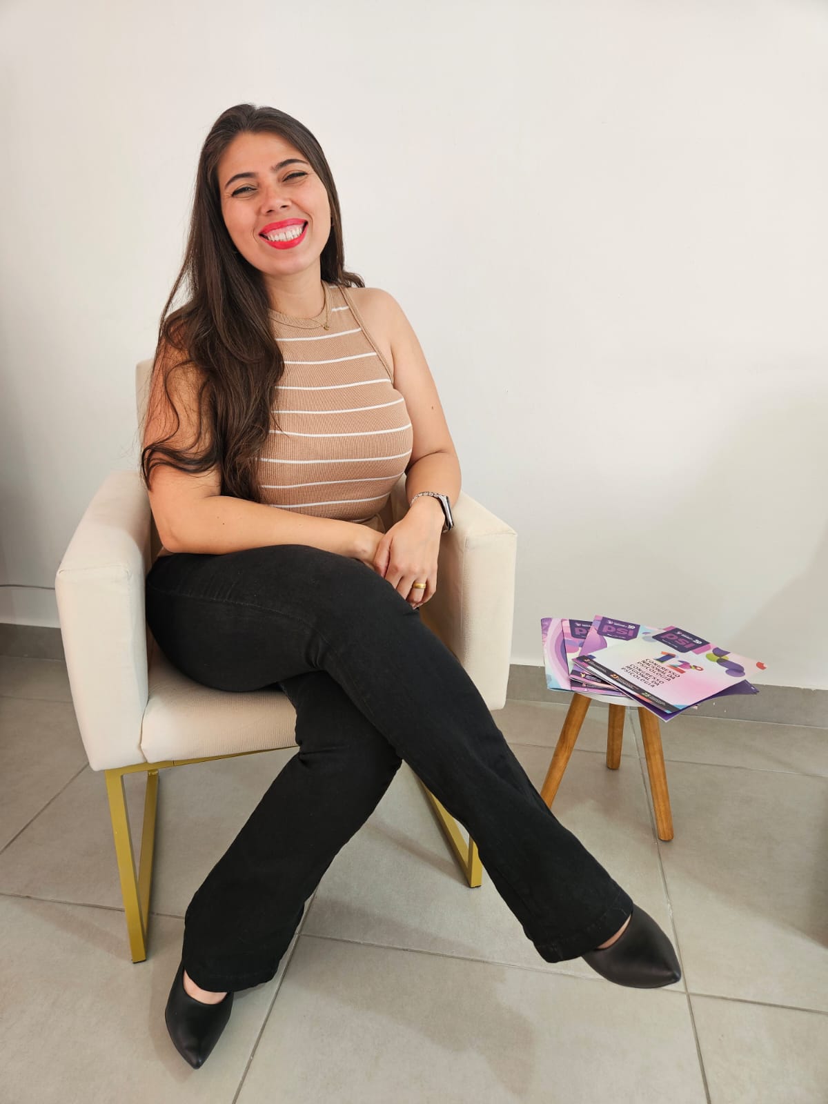 Psicóloga Luana em seu consultório