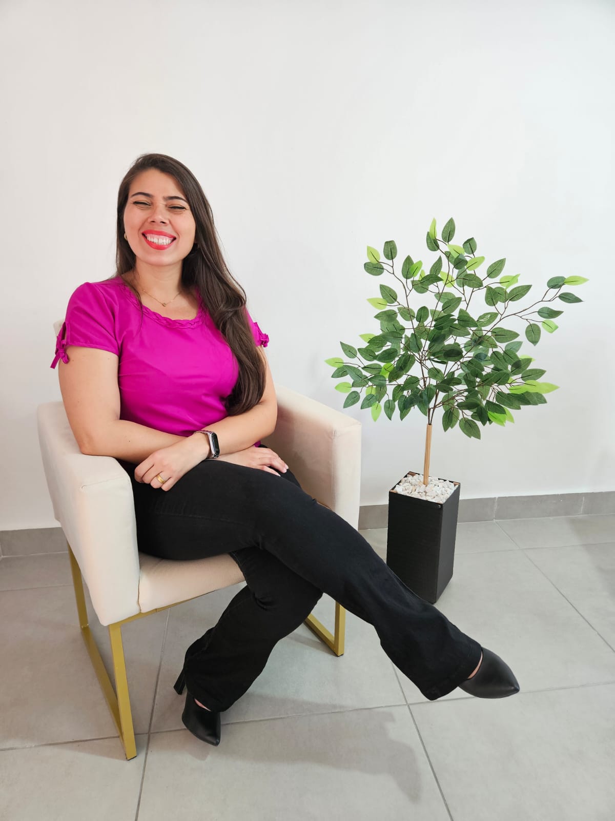 Psicóloga Luana sentada em seu consultório