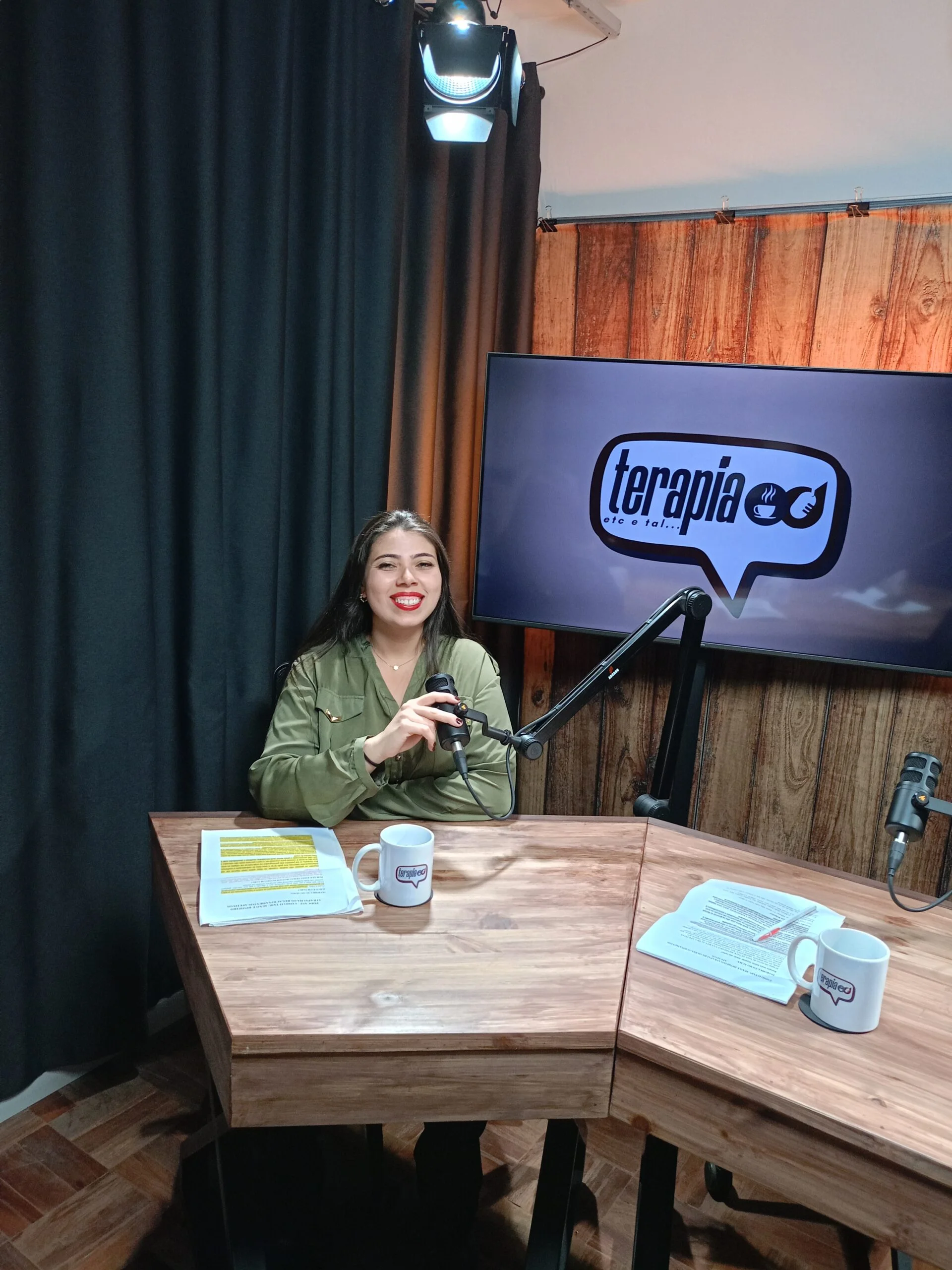 Psicóloga Luana no podcast Terapia, Etc. E Tal
