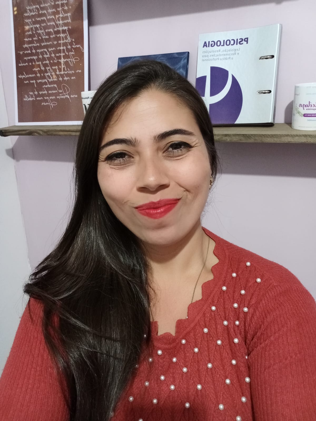 Sala de atendimento da Luana com prateleira